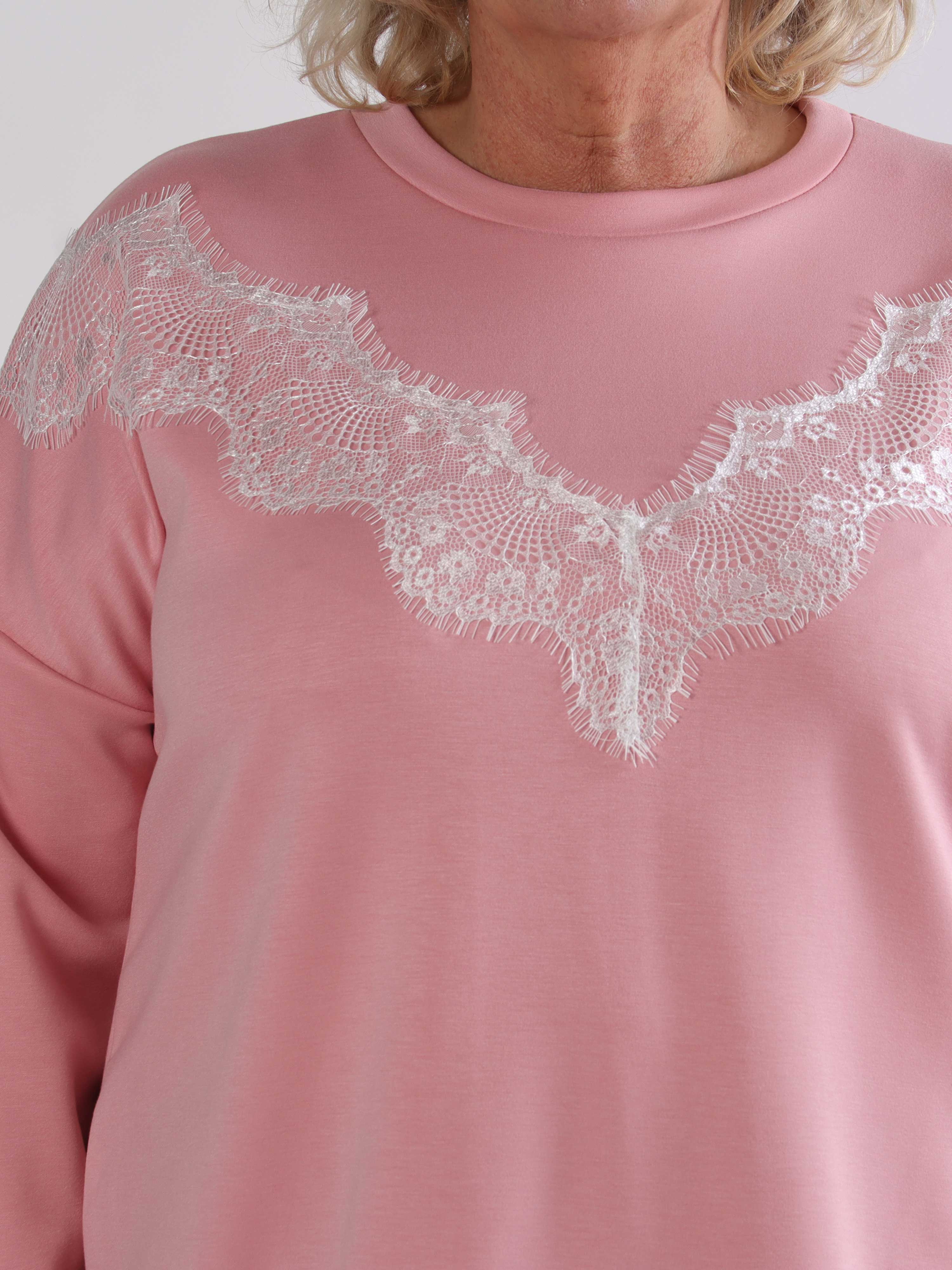 Abbelone - Plus size joggingbluse i viskose med blonde henover brystet